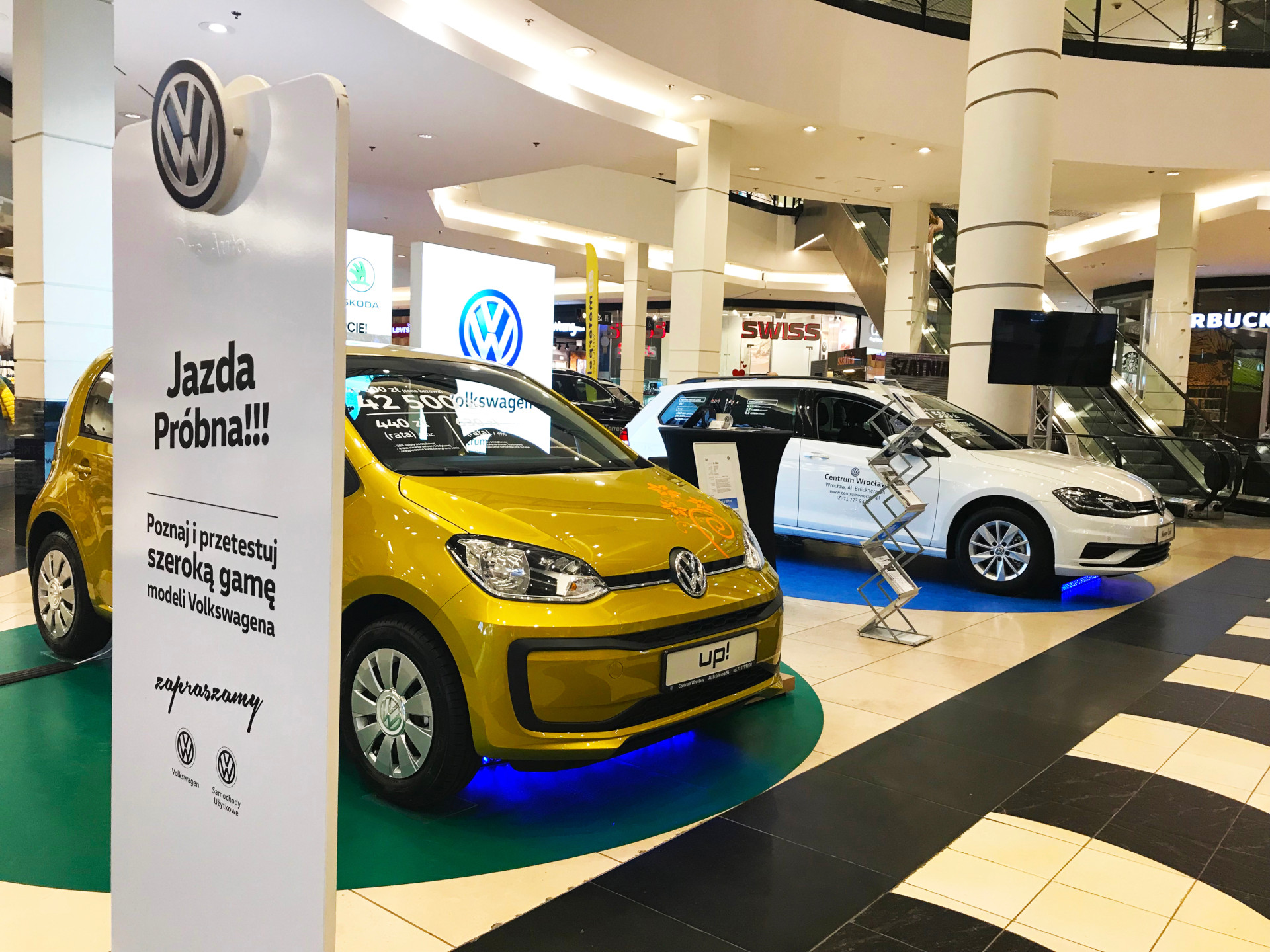 Centrum wrocław podczas Festiwalu kolorowych samochodów w magnolia park