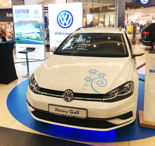 Centrum wrocław auto podczas festiwalu kolorowych samochodów w magnolia park