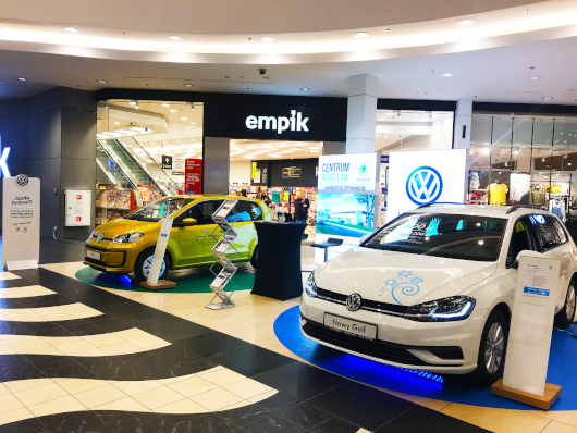Centrum wrocław auto podczas festiwalu kolorowych samochodów w magnolia park